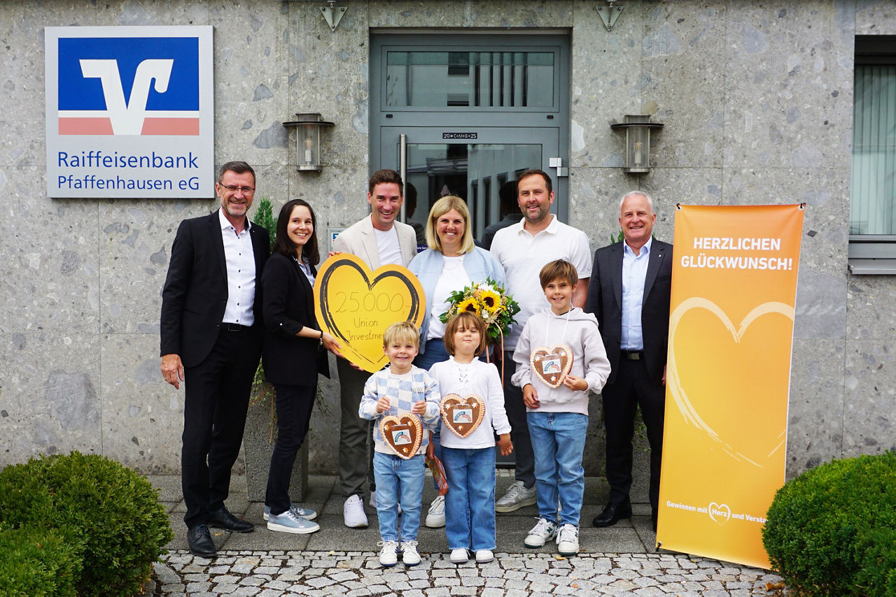Raiffeisenbank Pfaffenhausen eG überreicht 25.000 € – herzlicher Glückwunsch an die Gewinnerfamilie!