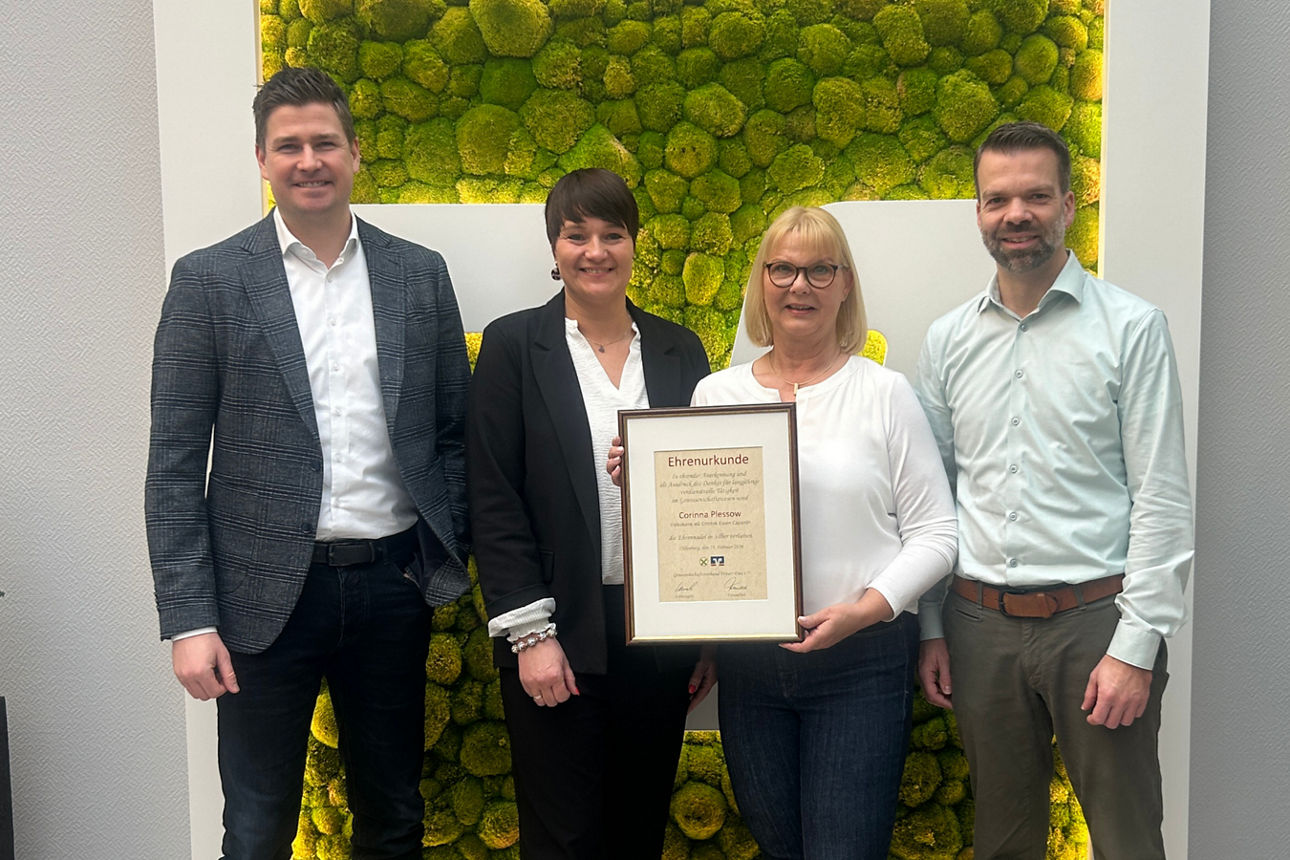 Ein Gruppenfoto vom Jubiläum der Mitarbeiterin Corinna Plessow.