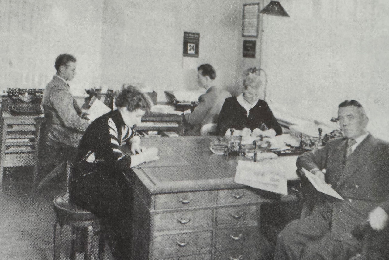 Ein Bild des Teams 1955 in schwarzweiß