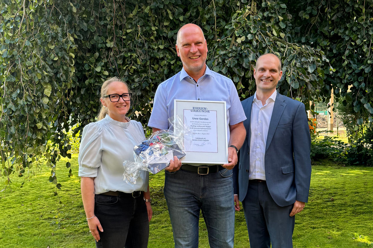 von links Betriebsratsmitglied Britta Sassen, Jubilar Uwe Gerdes mit Fachvorstand Florian Averbeck 