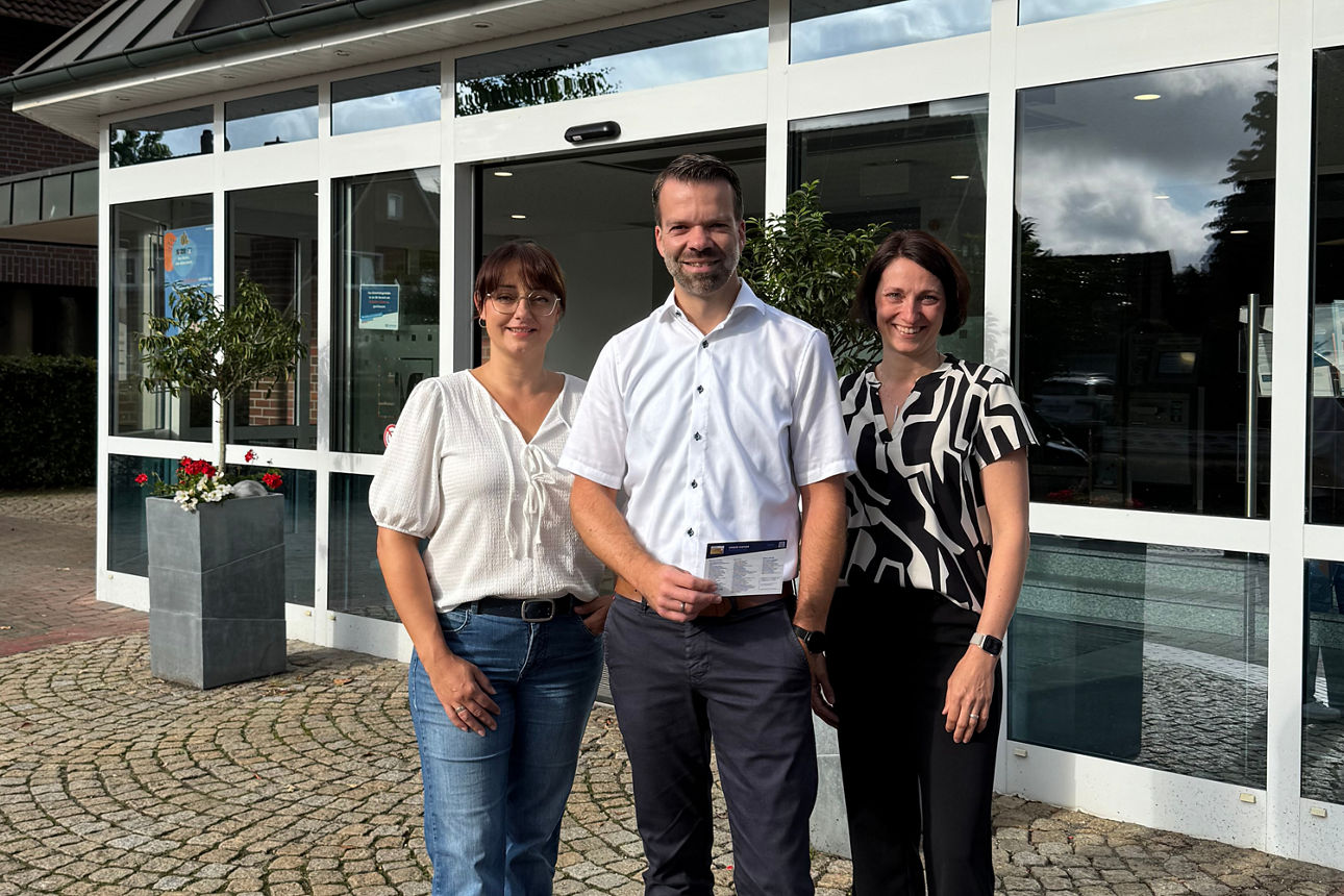von links Betriebsratsmitglied Angéla Kerber, Jubilar Michael Jans mit Bereichsleiterin Claudia Böske