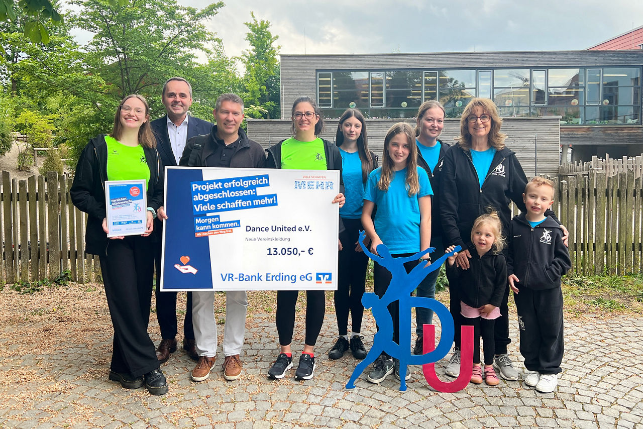 Mitglieder des Dance United e.V. bei der Scheckübergabe