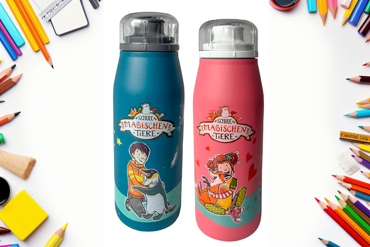 Auf dem Bild sind zwei alfi-Trinkflaschen zu sehen. Die linke Trinkflasche ist türkisfarben mit Figuren und dem Schriftzug "Schule der magischen Tiere" versehen. Auf dieser Flasche ist ein Junge zu sehen. Auf der türkisfarbenen Flasche ist ein Pinguin, der einen Jungen umarmt. Auf der rechten, rosafarbenen Flasche ist ein Mädchen mit einem Fuchs abgebildet.