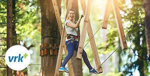 Eine junge Frau im Kletterwald