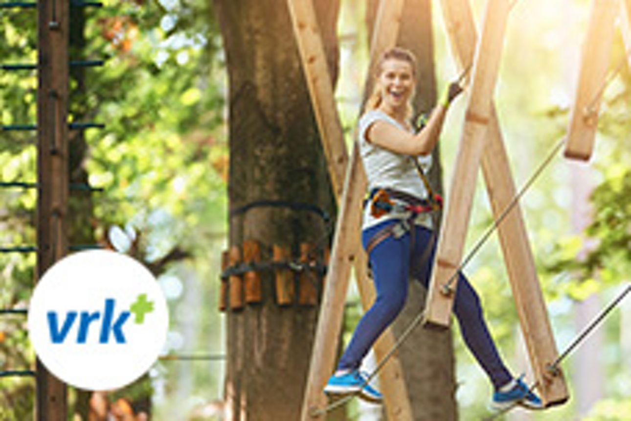 Eine junge Frau im Kletterwald