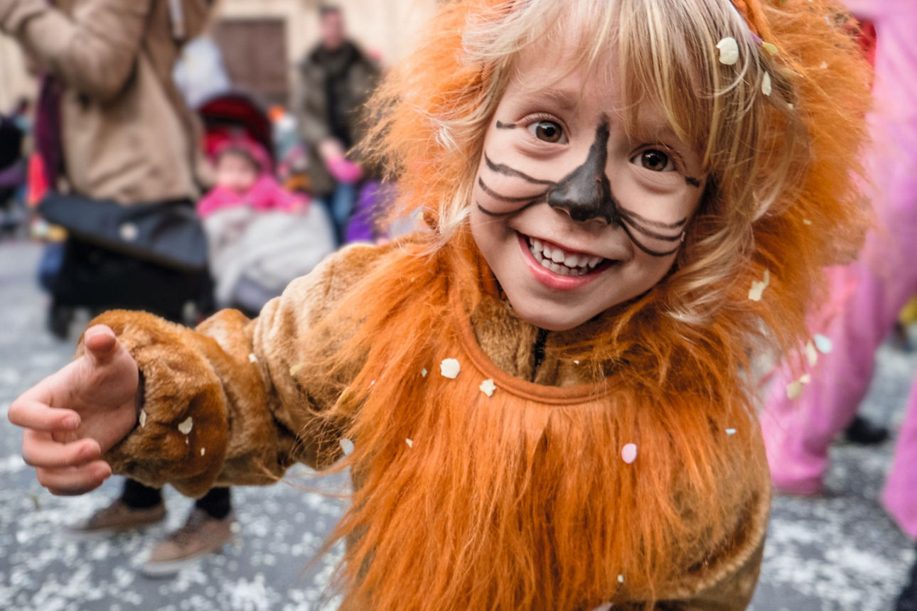 Ein Kind im Löwenkostüm mit Mähne