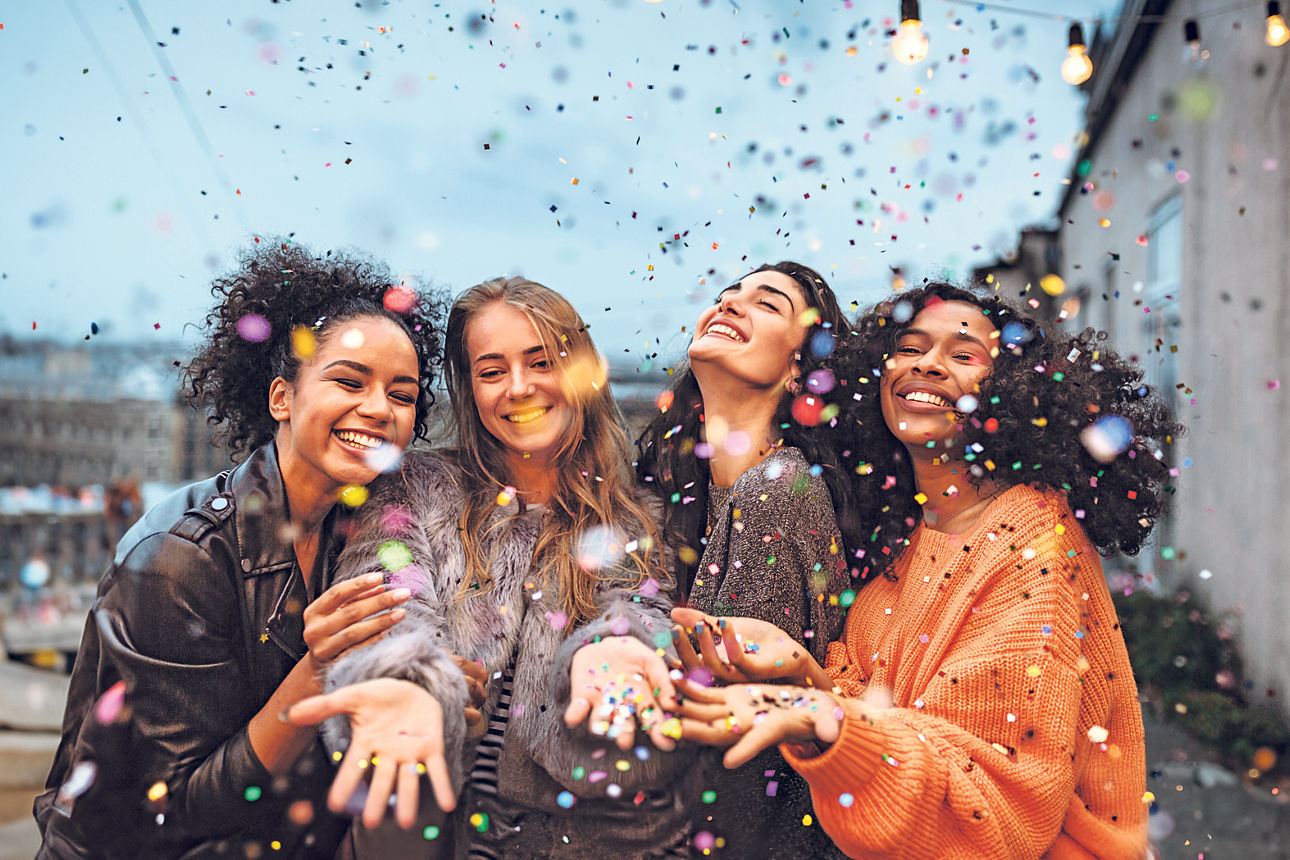 Junge Frauen mit Konfetti