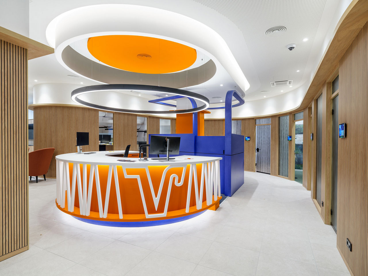 Timm Häberle, Heiko Herbst und Frank Kraaz im Atrium der VR-Bank