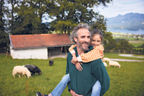 Vater und Kind in beruhigender Natur weil die Altervorsorge geregelt ist 
