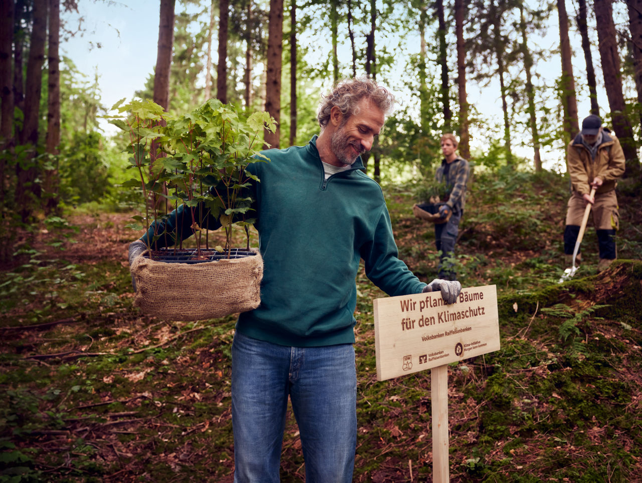 Vereinsarbeit - Mann pflanzt Bäume für den Klimaschutz