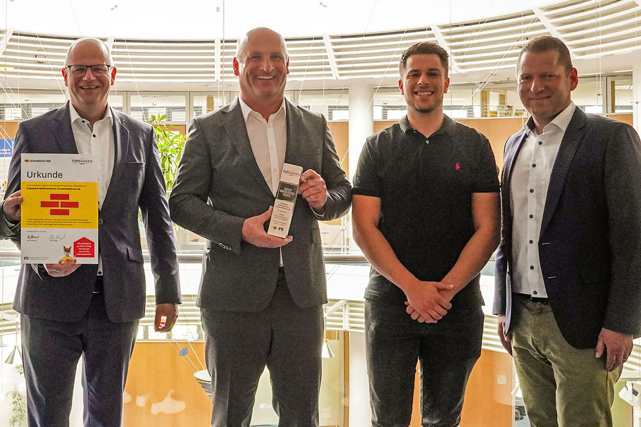 Die Preisträger präsentieren stolz ihre Urkunde.