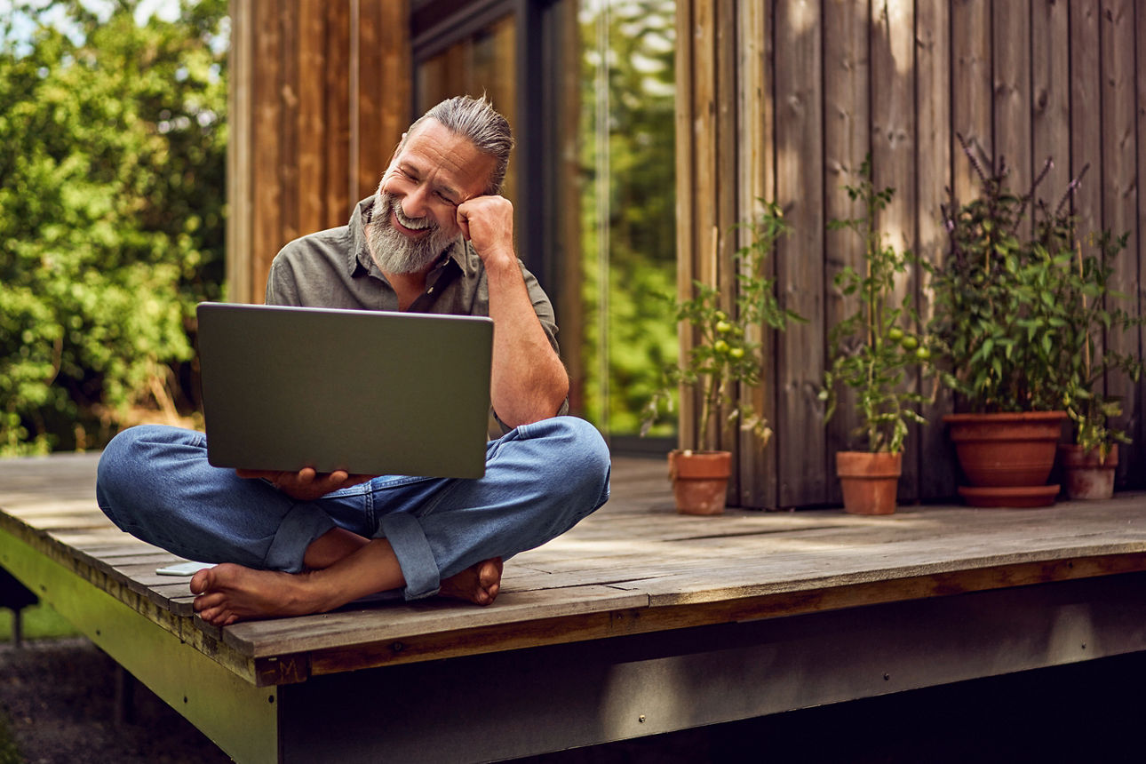 Mann arbeitet Zuhause im eigenen Tinyhouse
