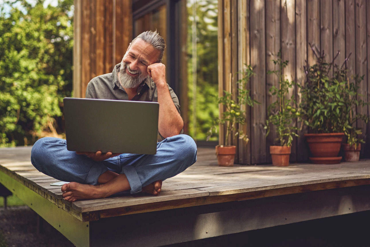 Deutschland, NRW, Brühl, Mann arbeitet Zuhause im eigenen Tinyhouse, Green Living