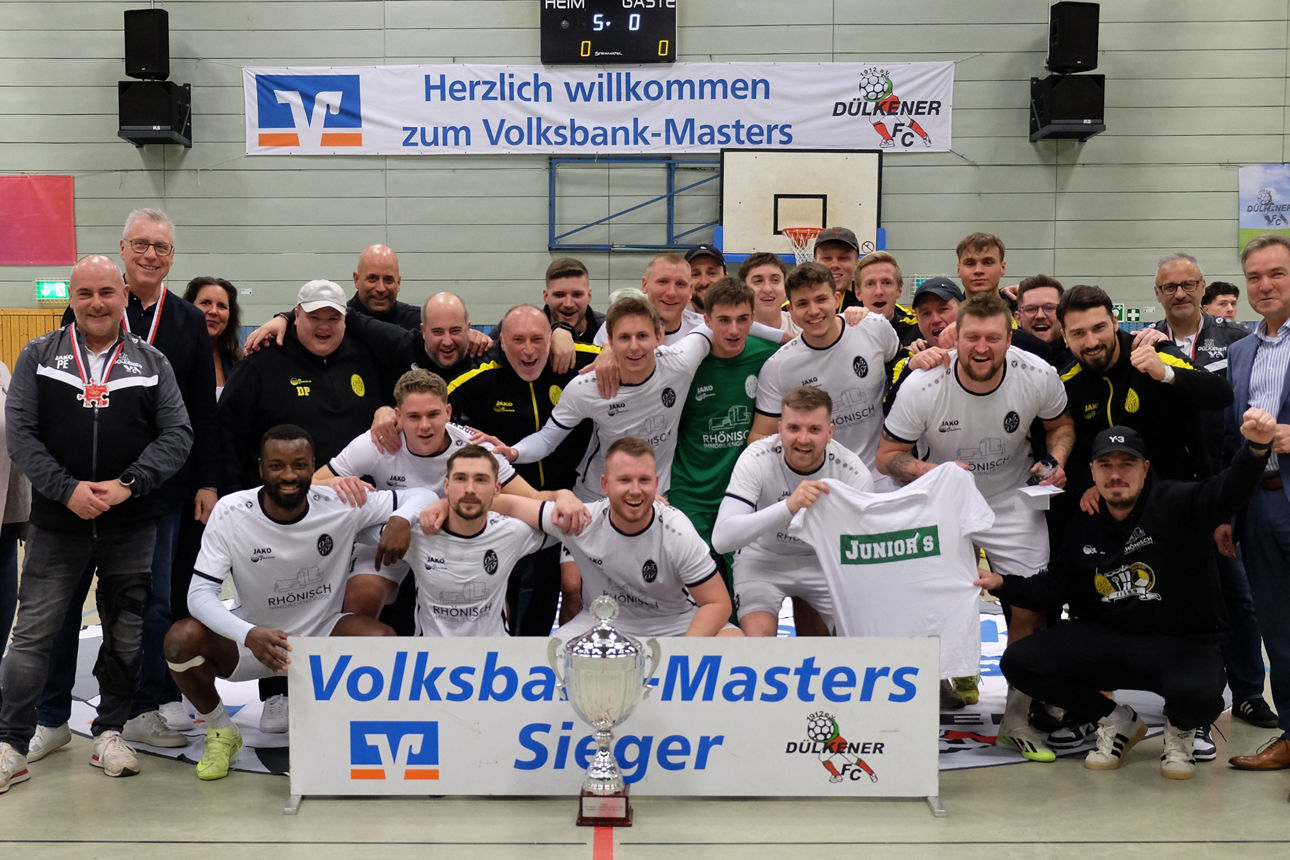 Die Sieger Mannschaft des SpVg Odenkirchen umrahmt von Viersens Bürgermeister Christoph Hopp (ganz rechts) und Patrick Erceg 