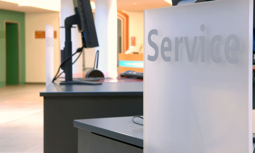 Ein Serviceschalter mit einem deutlichen Schild mit der Aufschrift „Service“
