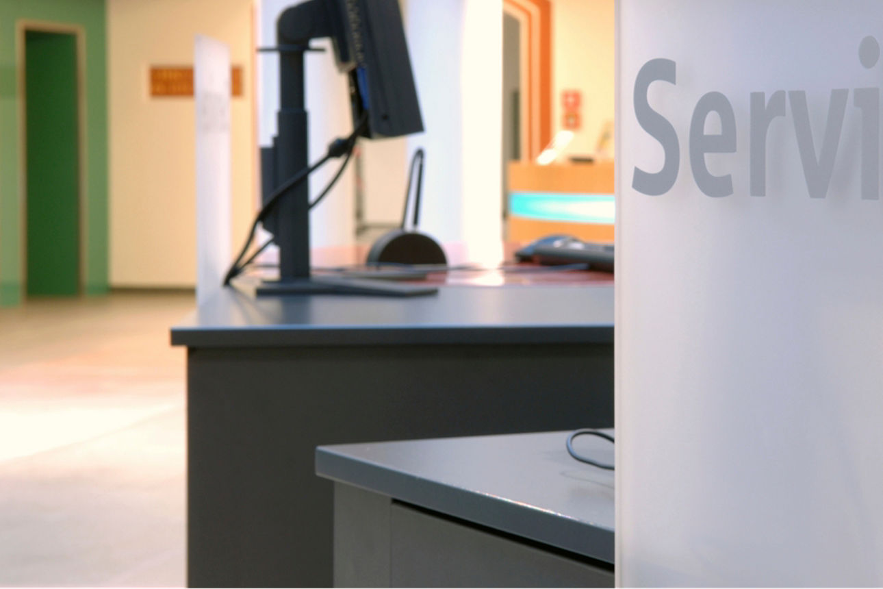 Ein Serviceschalter mit einem deutlichen Schild mit der Aufschrift „Service“