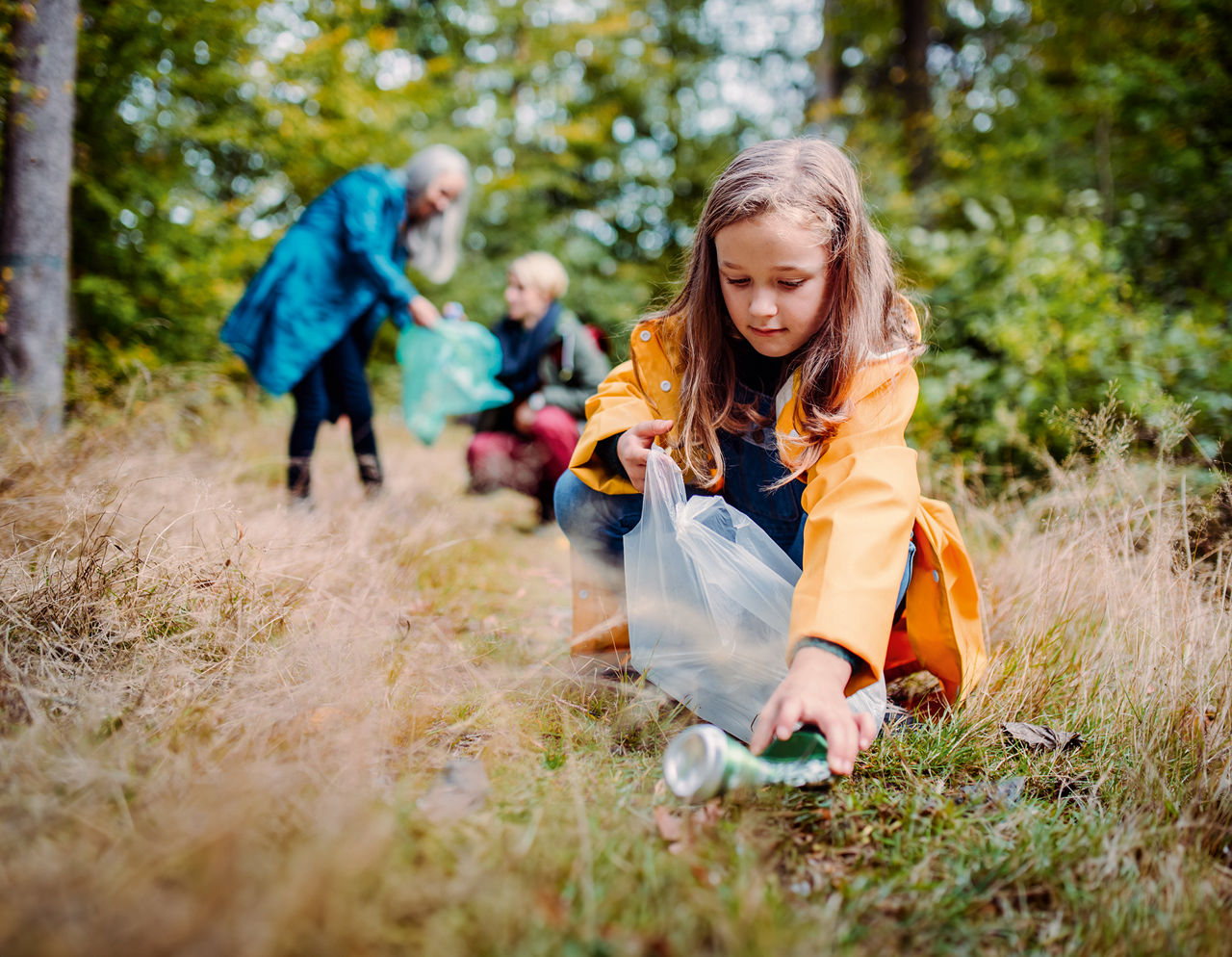 Mädchen sammelt Müll im Wald