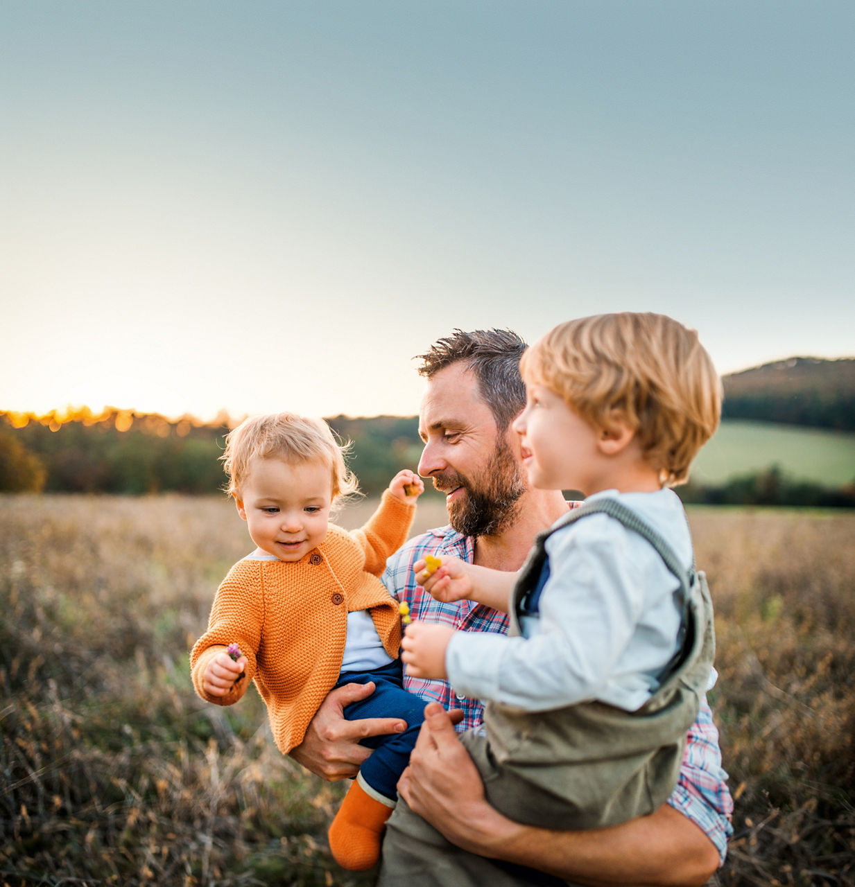 Vater mit zwei Kindern in der Natur