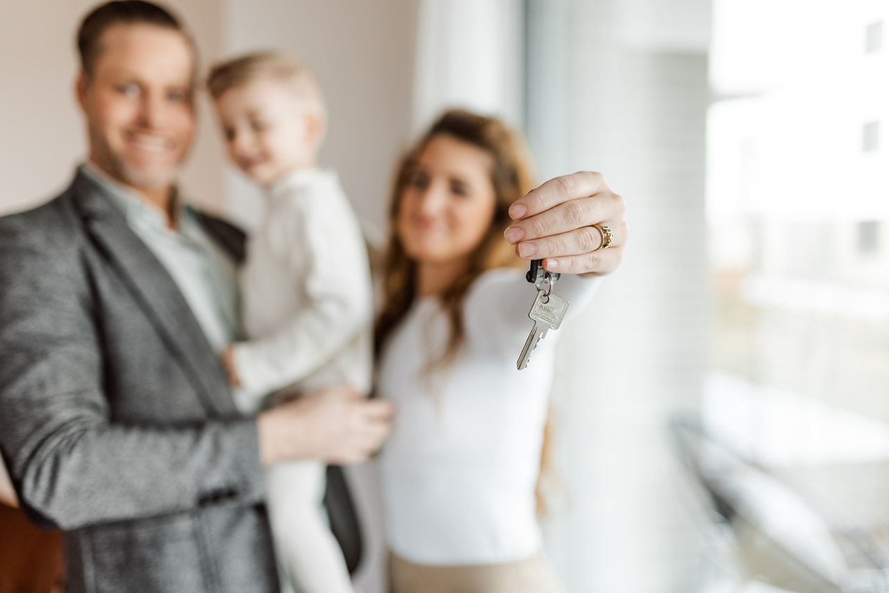 Eine Familie zieht in eine neue Wohnung