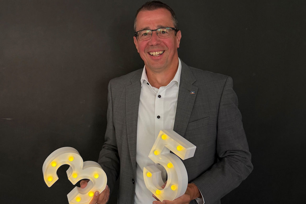 Jubilar Norbert Scholtholt mit den Zahlen 3 und 5 in der Hand