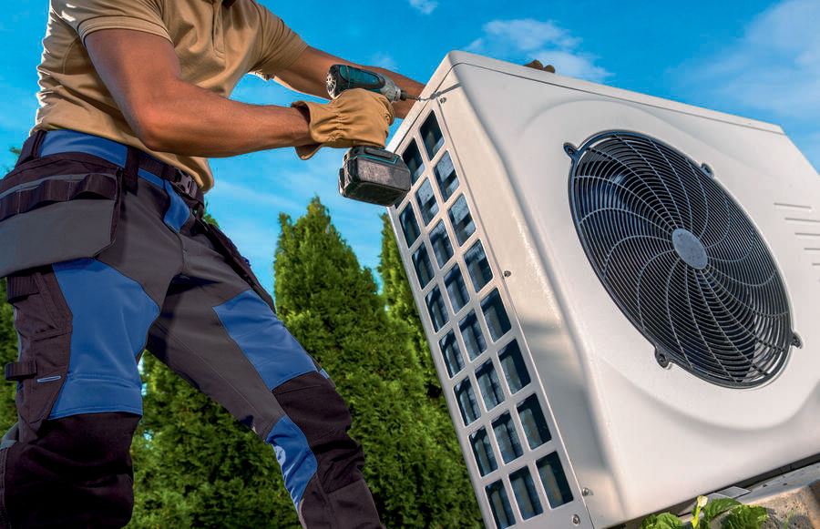 Ein Handwerker bereitet die Installation einer Wärmepumpe vor
