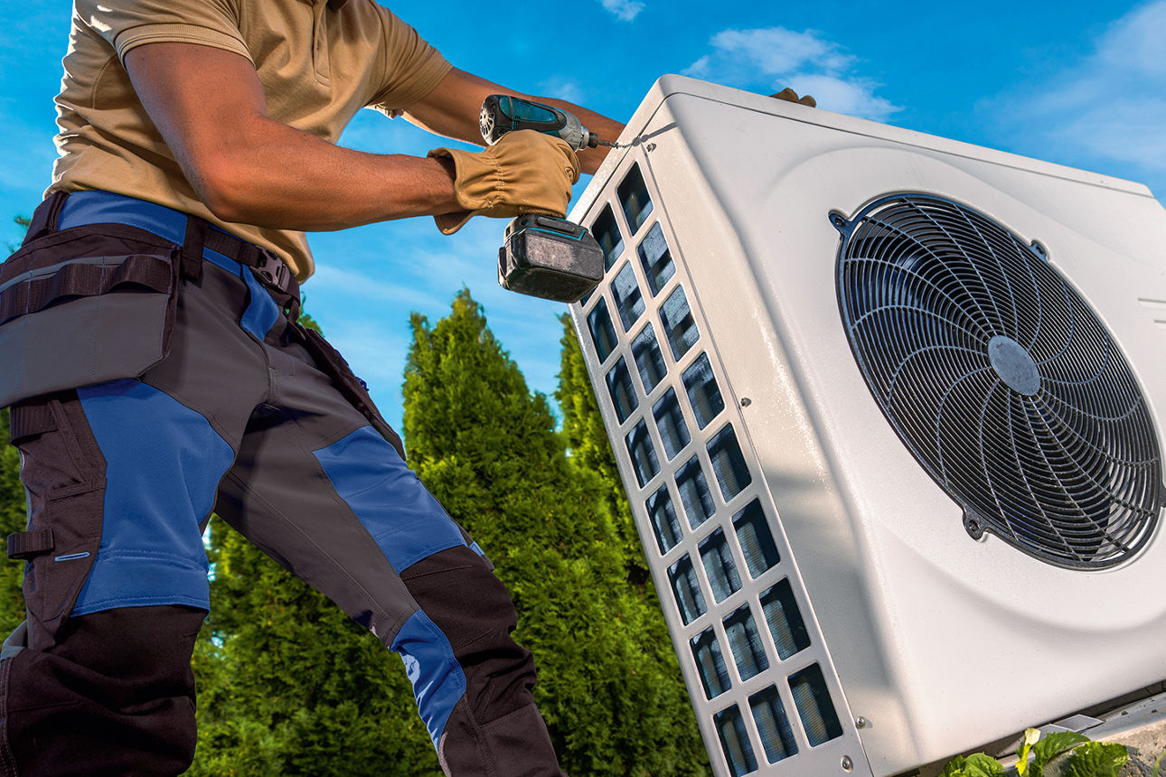 Caucasian Professional HVAC Technician Installing Large Heat Pump in a Backyard. Modern House Heating and Cooling Systems.; Shutterstock ID 2192437919; auftragsnummer : TBA; besteller: Valerie Opitz; kunde: Z77 | 01 | O30040; sonstiges: 