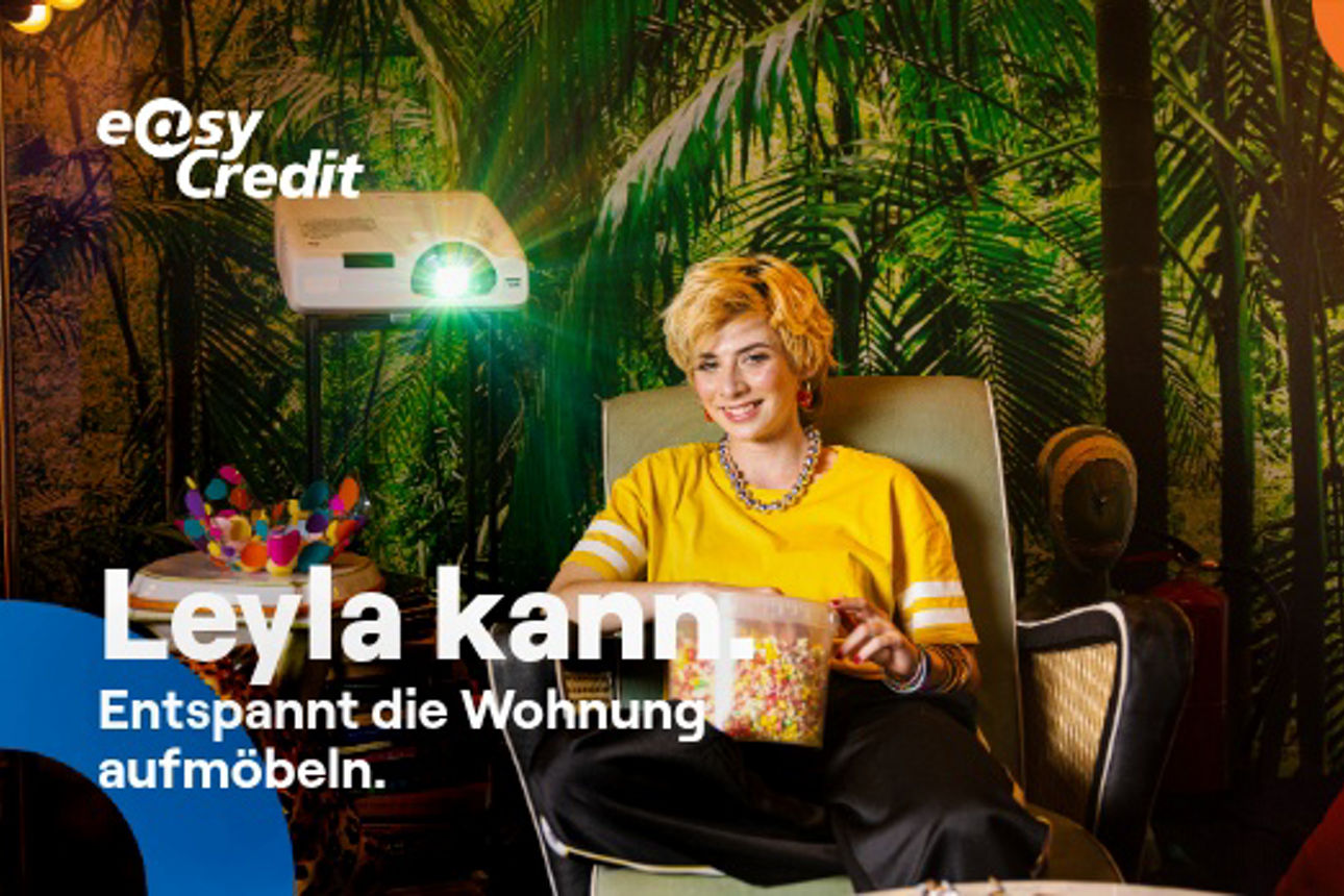 Frau hält Bankkarte und Handy 