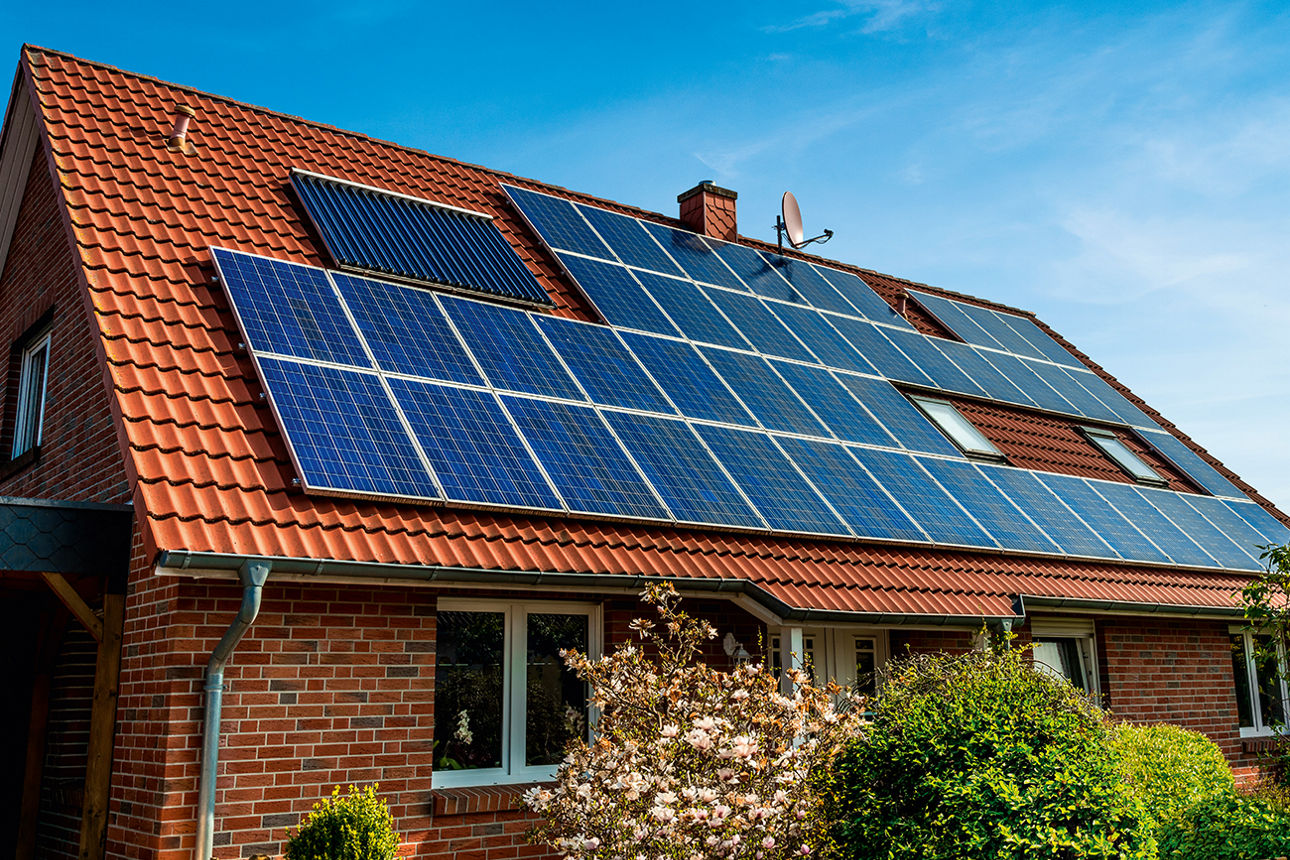 Haus mit Solar Panelen auf dem dAch