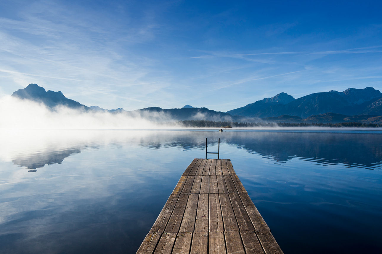 Bergpanorama mit  See und Steg