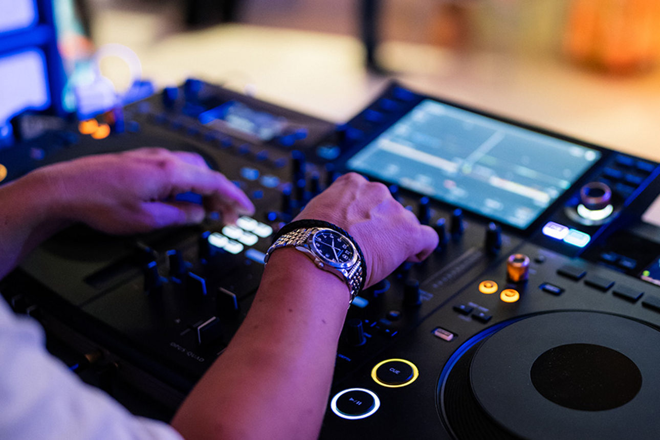 Blick über den DJ-Pult in der neuen VR-Bar