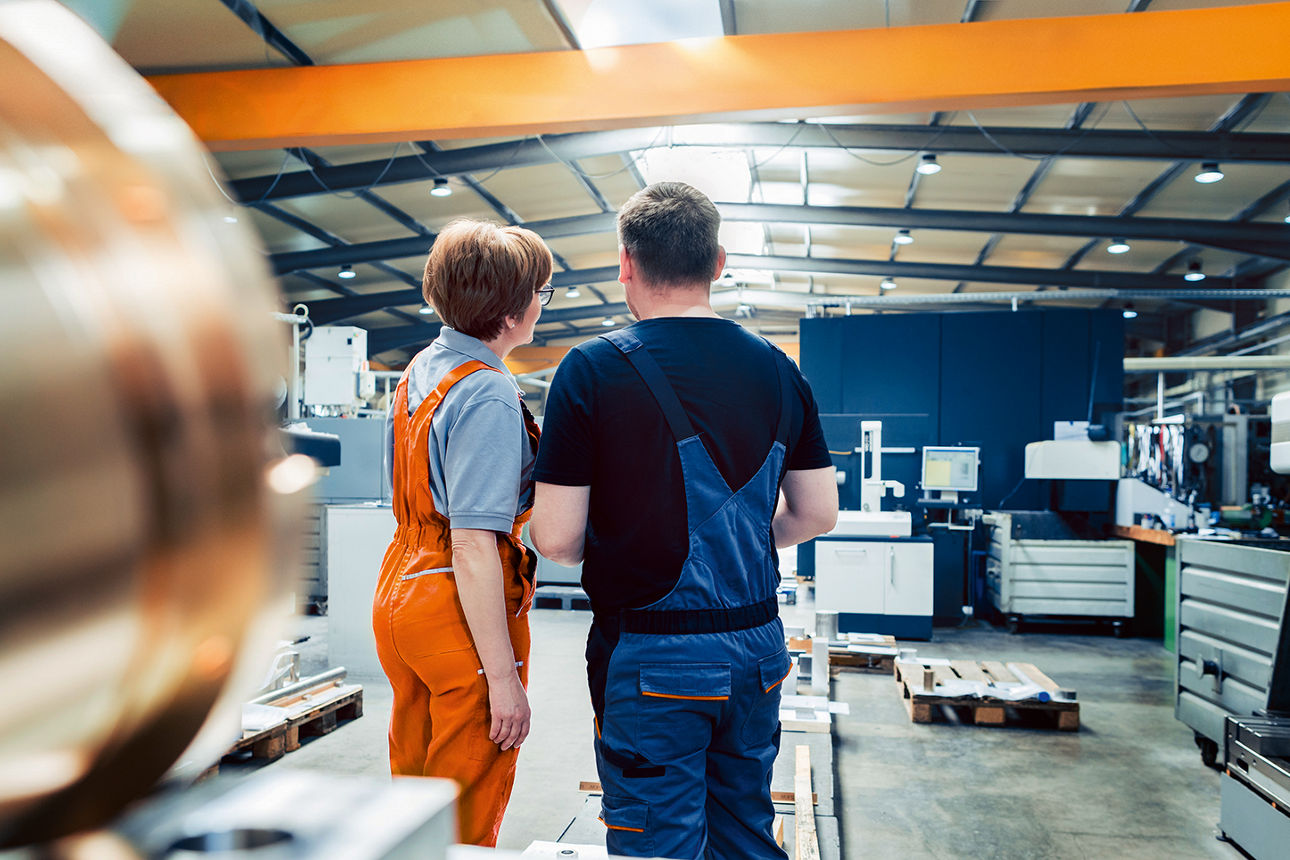Eine Frau und ein Mann stehen in einer Halle