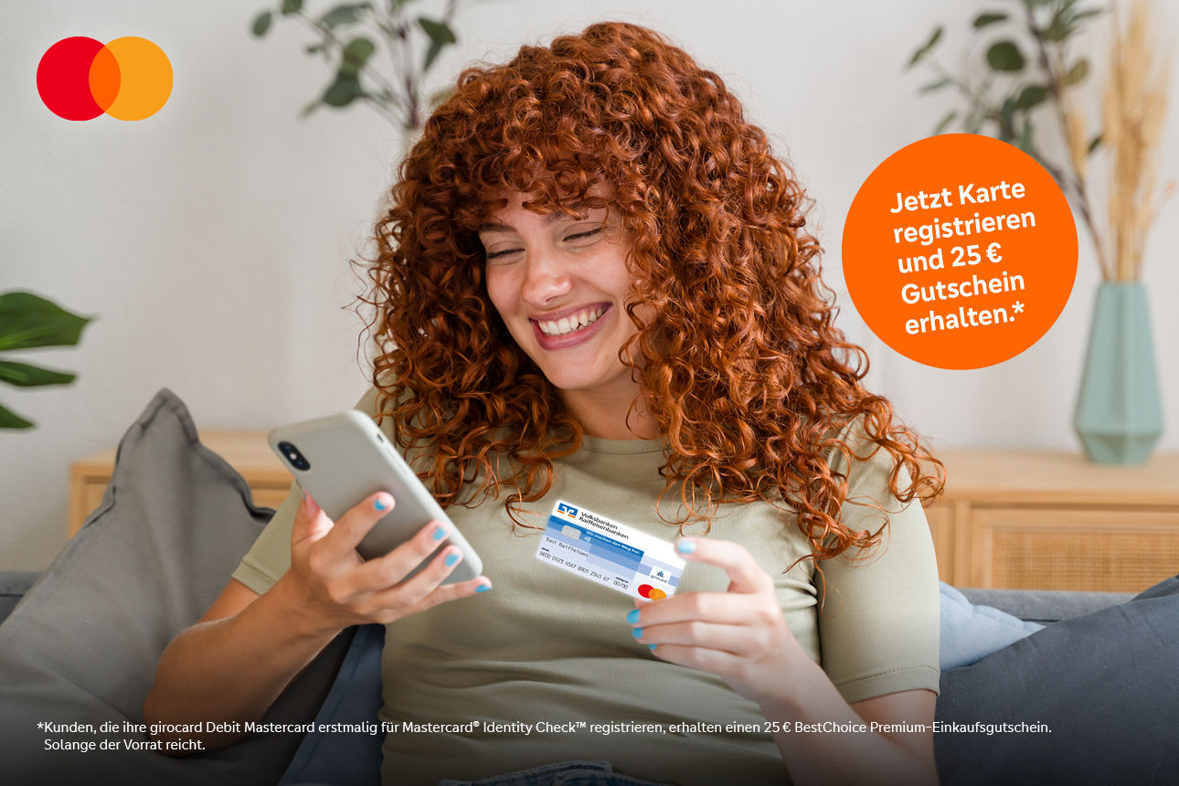 Frau mit Handy und girocard in der Hand, Text Jetzt Karte registrieren und 25 € Gutschein erhalten