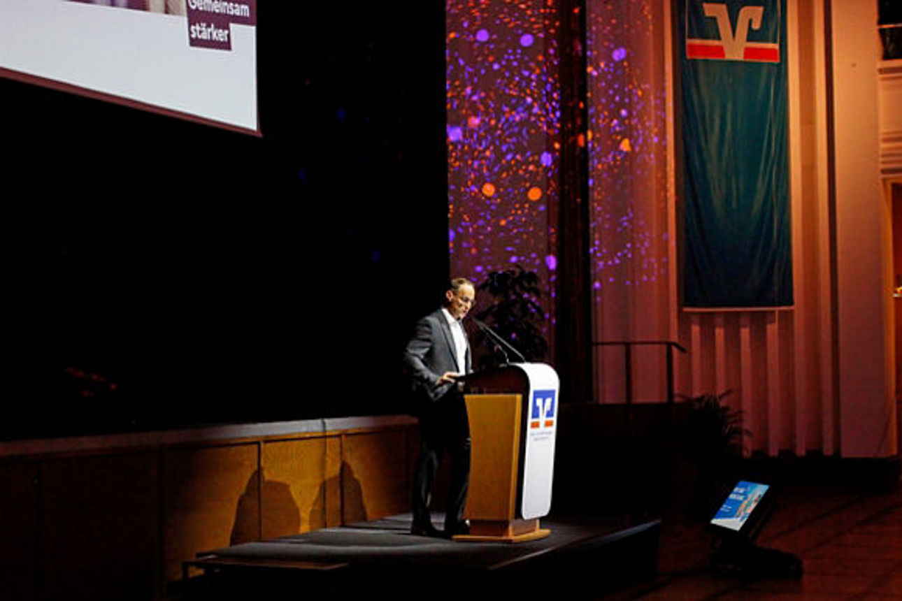 Vorstand Enrico Rothe hält eine Rede am Pult