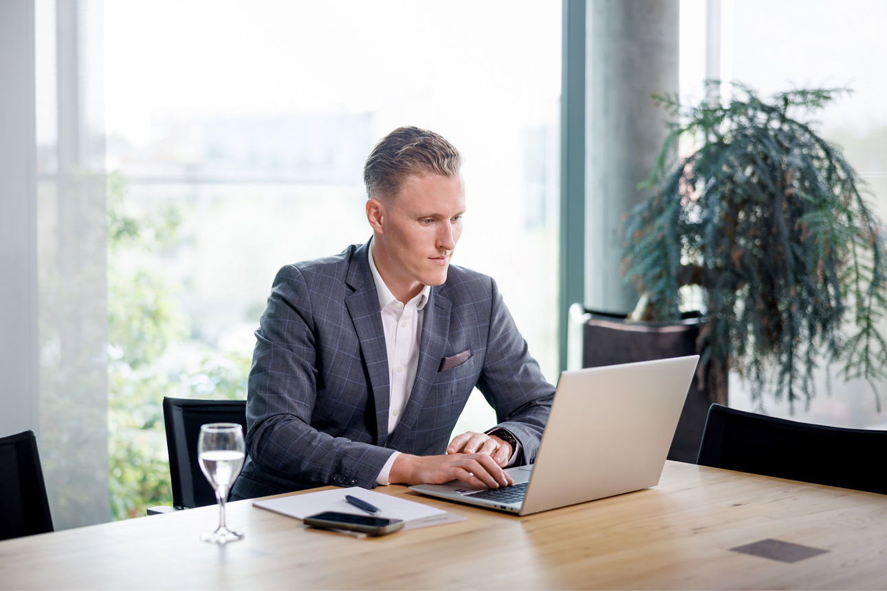 Berater im Anzug in einem Besprechungszimmer während eines Meetings