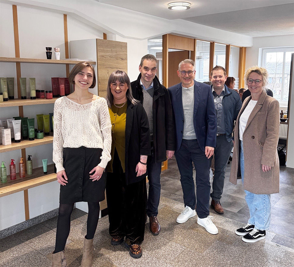 Ein Team aus der Bank besuchte die glücklichen Besitzerinnen bei der Neueröffnung.