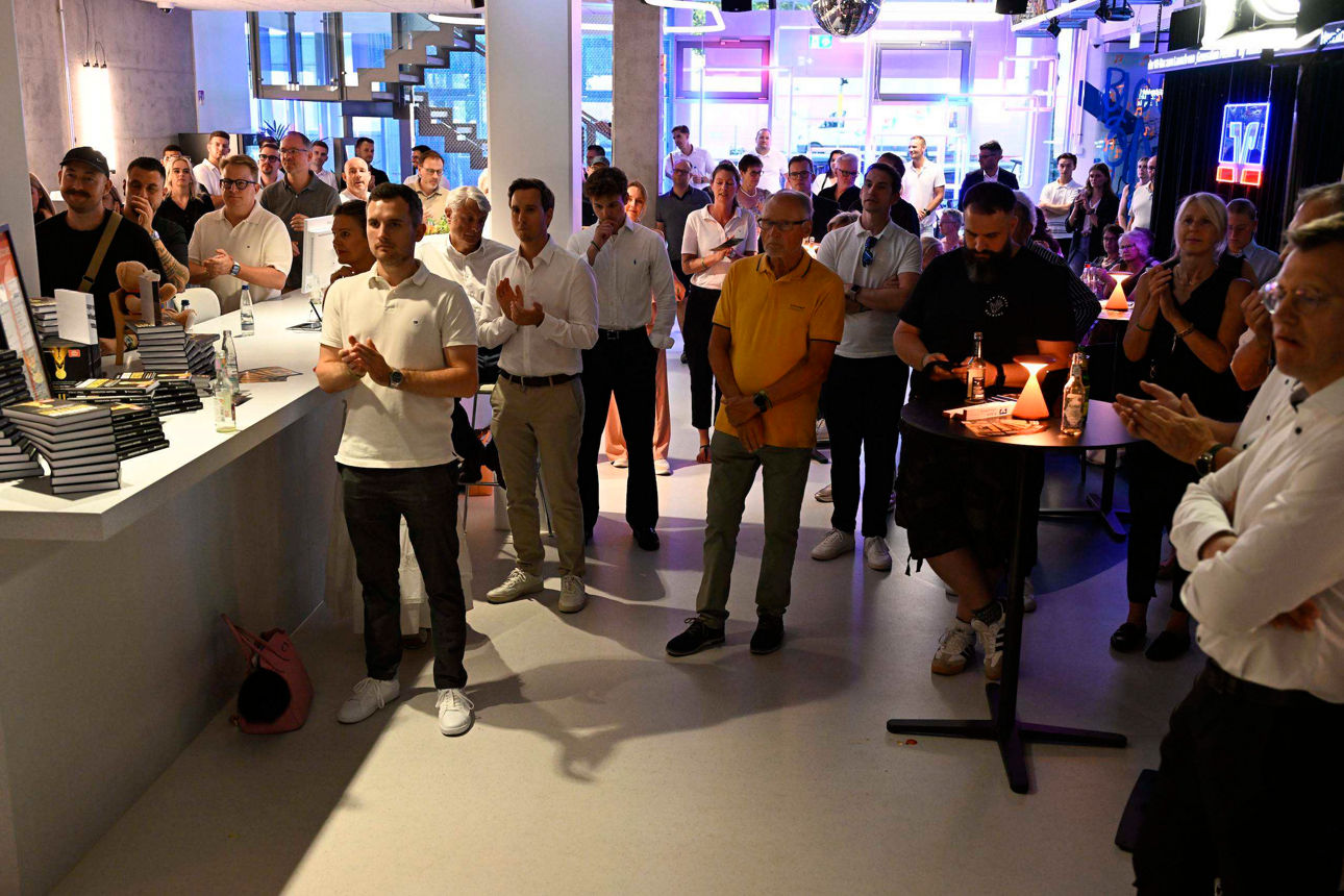 Gruppe von Menschen während einer Veranstaltung in der VR-Bar