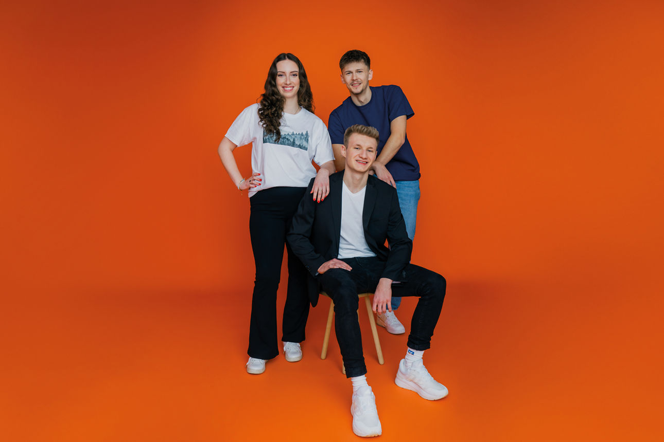 Auszubildende beim Videodreh für das Azubinetzwerk next vor einer Leinwand