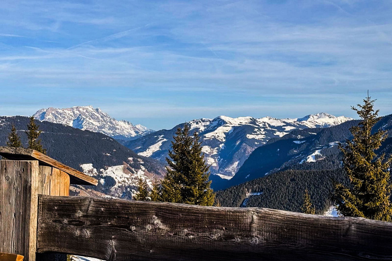 Ein Skigebiet in den Bergen.