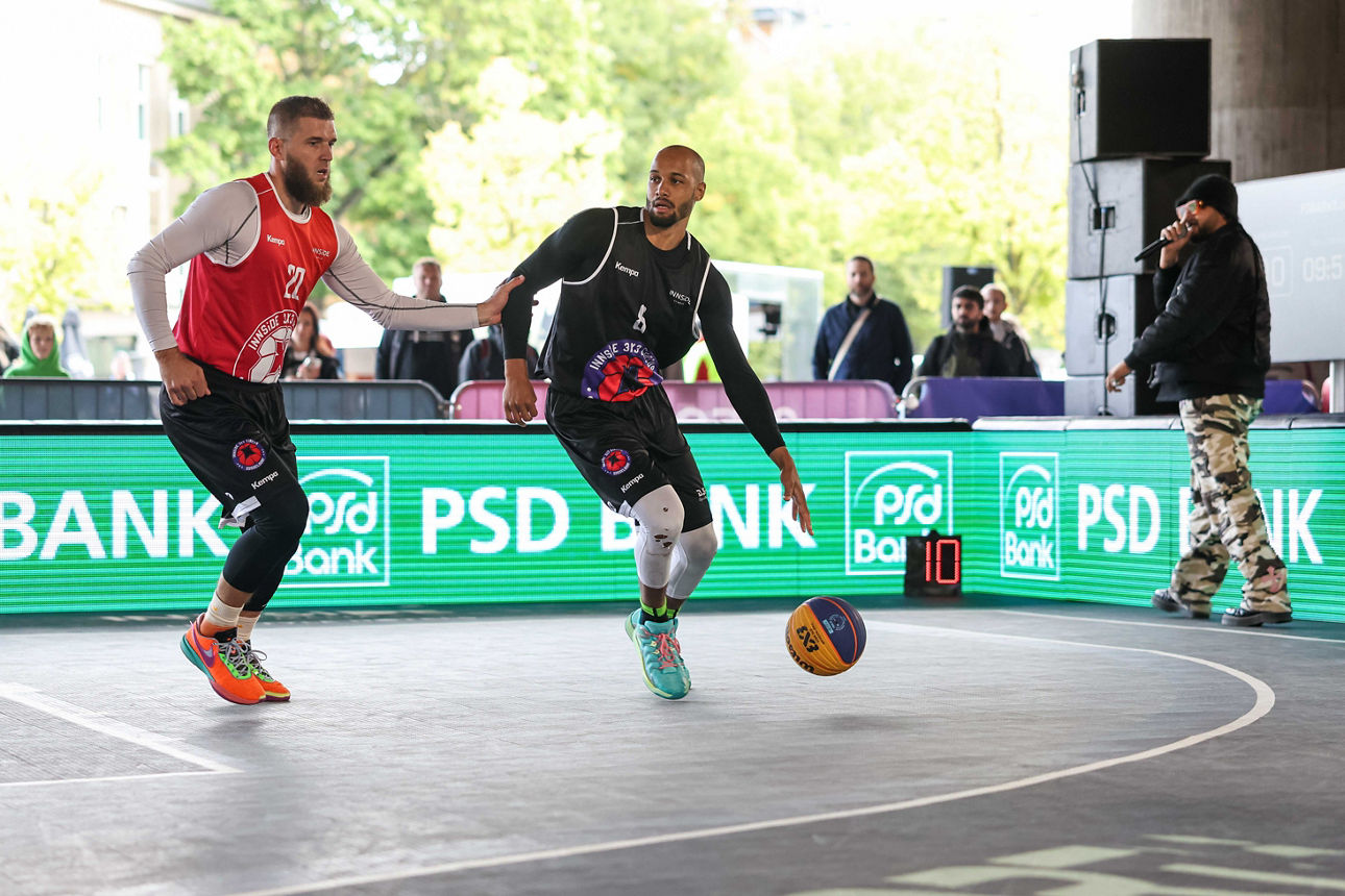 Streetbasketball-Spiel beim INNSiDE 3X3 CIRCUS in Düsseldorf – Zuschauer verfolgen die actionreiche Partie 
