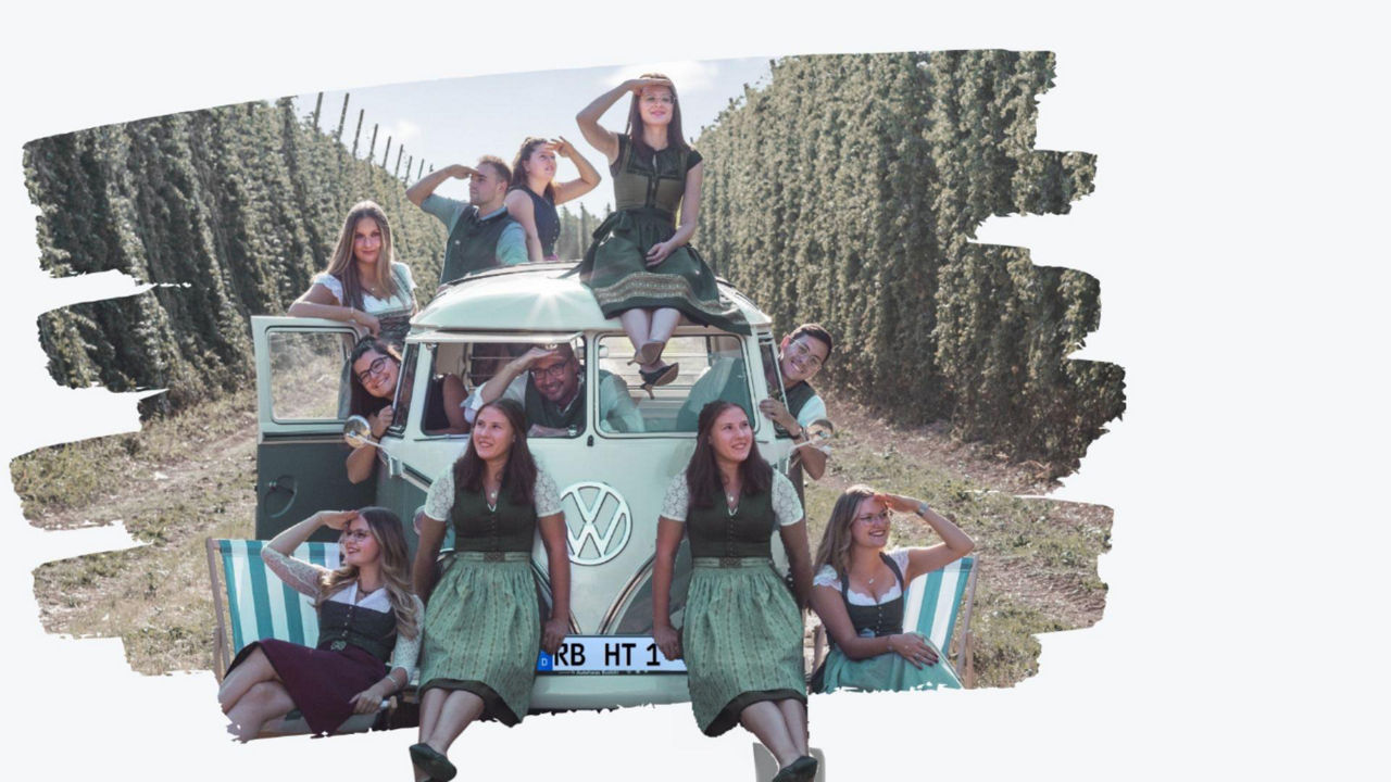 Mitarbeiter der Raiffeisenbank mit VW-Bus