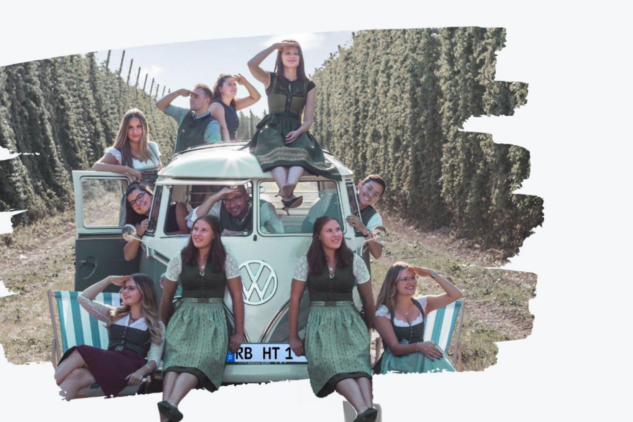 Mitarbeiter der Raiffeisenbank mit VW-Bus