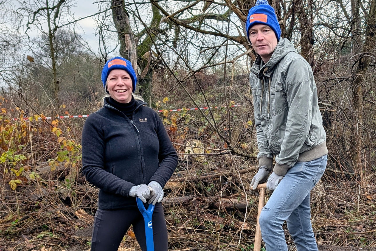 Eine Frau und ein Mann blicken zur Kamera