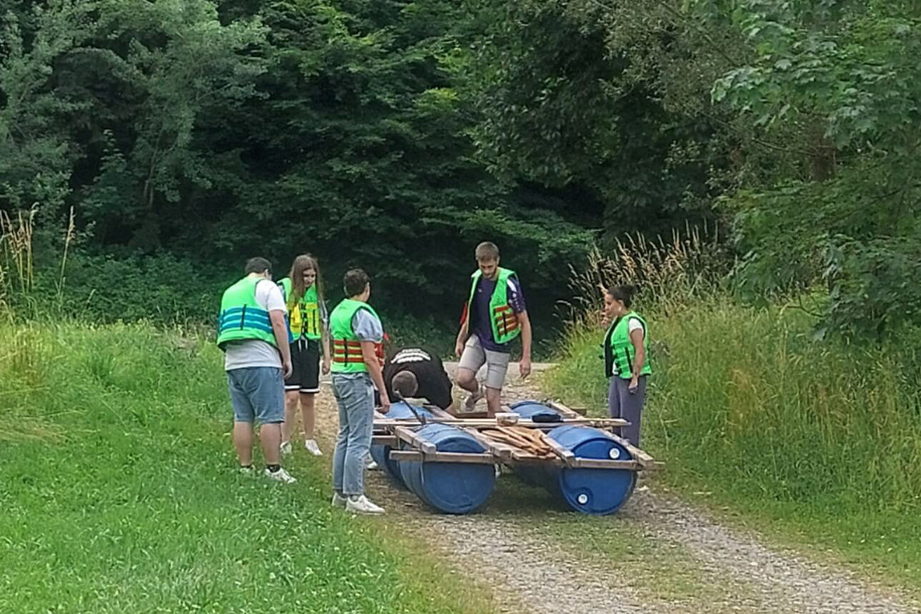 Azubis auf dem Weg zur Iller mit ihrem selbstgebauten Floß