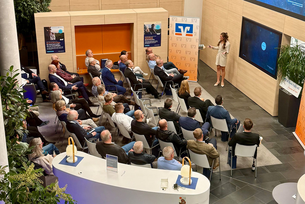 Zeigt Laura Oberbörsch beim Präsentieren in der FinanzLounge der VR Bank Fulda