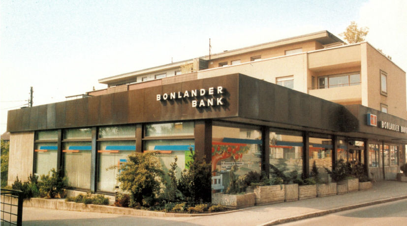 Aufnahme eines Bankgebäudes mit der Aufschrift „BONLANDER BANK“ aus der Vogelperspektive