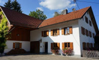 ein charmantes, zweistöckiges Haus in einer malerischen Umgebung
