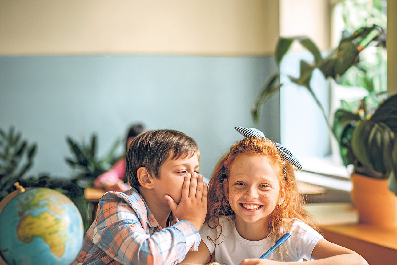 Lächelndes Mädchen mit Smartphone