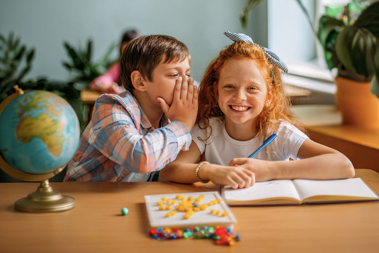 Junge und Mädchen mit Globus