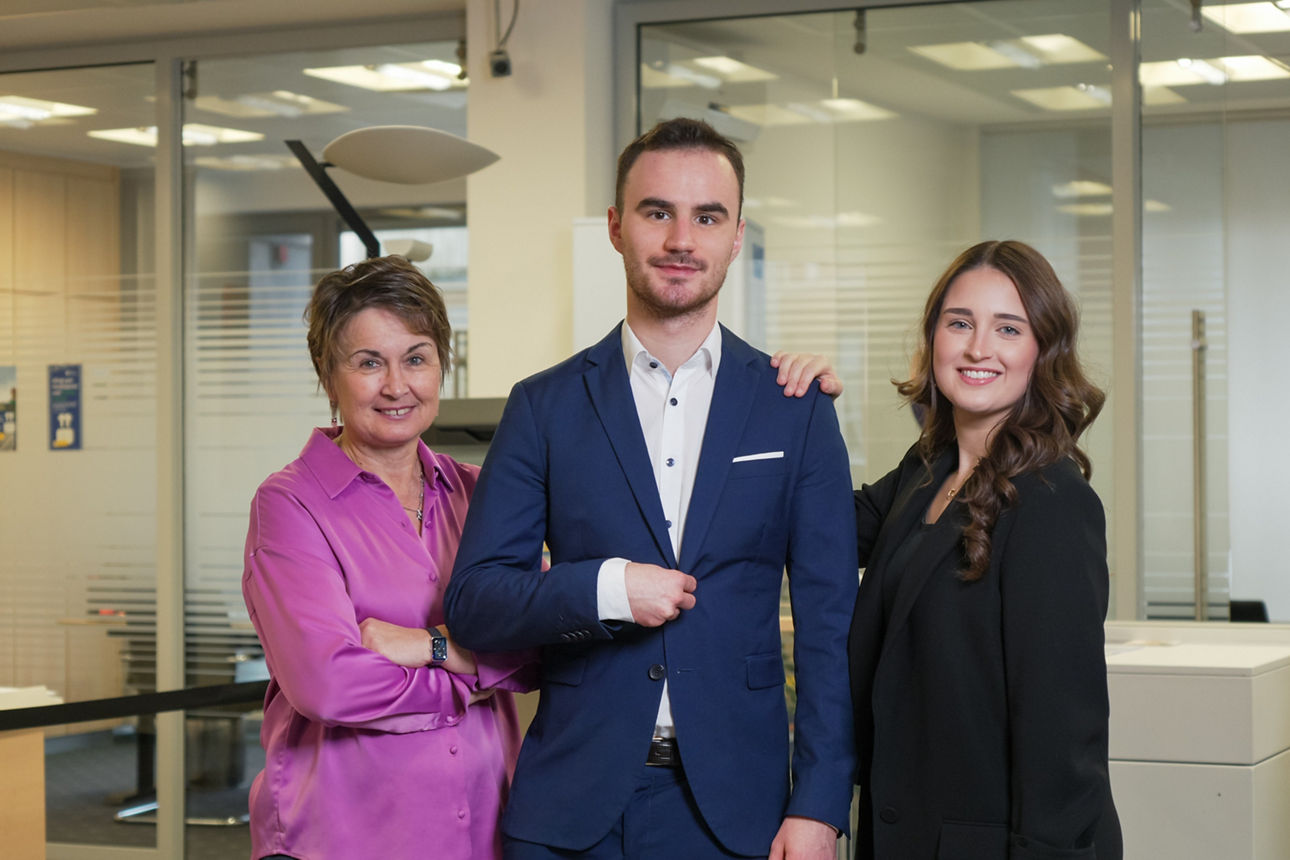3 Mitarbeiter in Businesskleidung