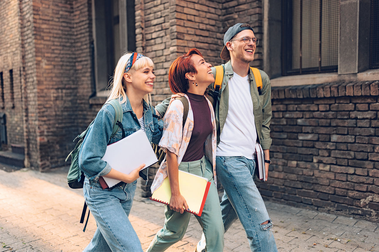 Drei Jugendliche mit Rucksack
